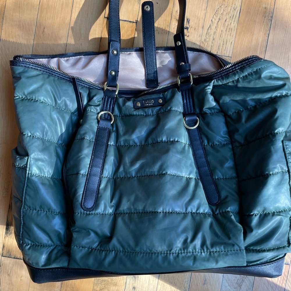 Tutilo New York Day Bag with Laptop sleeve. Puffer style bag with great pockets!
